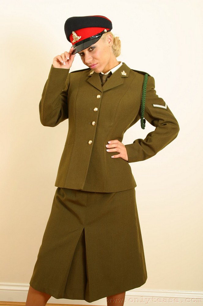 Slutty army uniform chick in sexy pantyhose